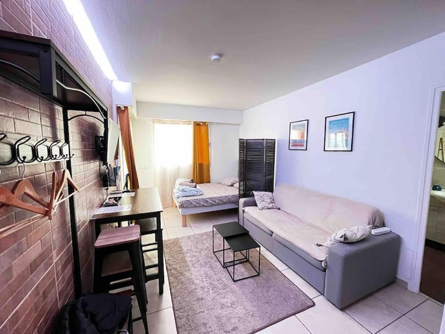 Parking + Piscine, Tout Confort, Proche Aeroport & Mer サン・ローラン・デュ・ヴァール エクステリア 写真