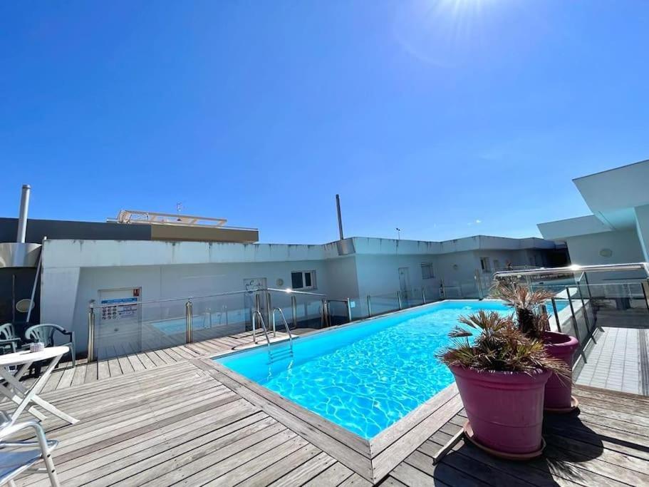 Parking + Piscine, Tout Confort, Proche Aeroport & Mer サン・ローラン・デュ・ヴァール エクステリア 写真